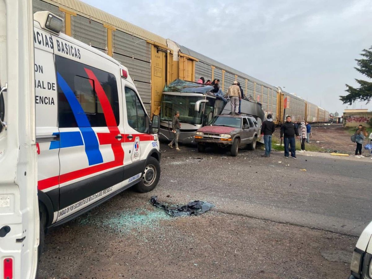 Fatal accidente ferroviario en Atlacomulco deja al menos ocho muertos y decenas de&nbsp;heridos